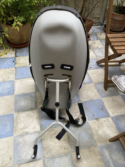 Cadeira de criança + espelho e almofada da marca Volvo