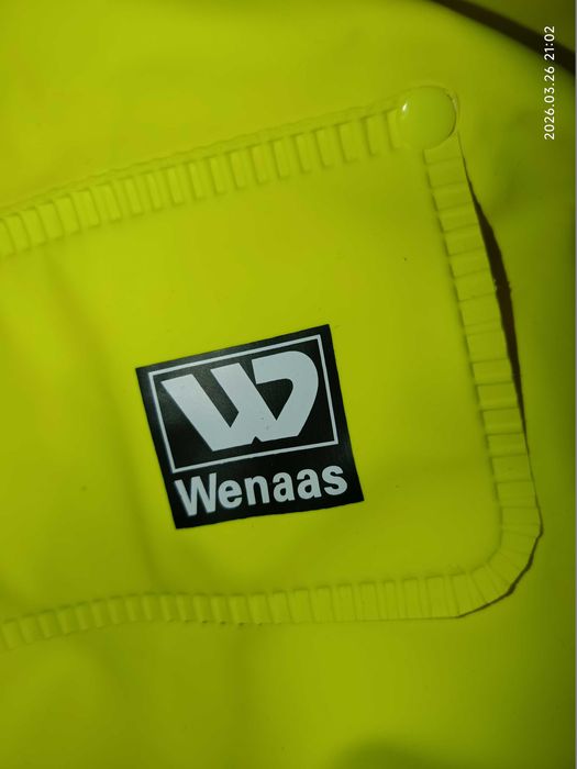 Куртка яскравого кольору