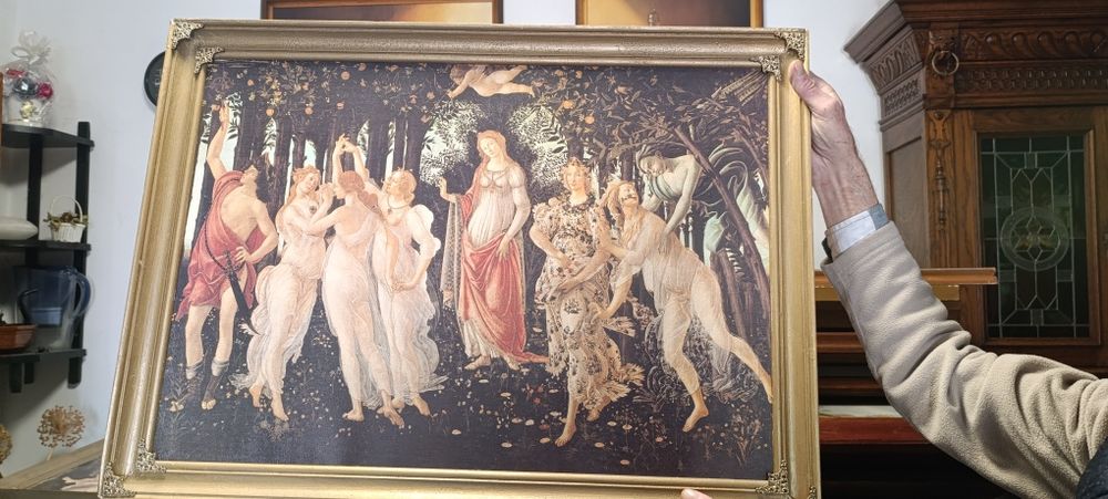 Różne obrazy dwa w ozdobnych ramach