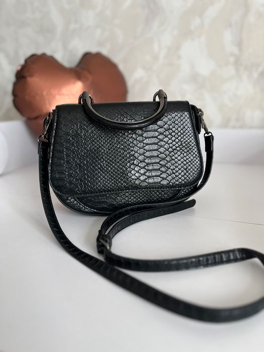 Продам жіночу сумочку чорного кольору.