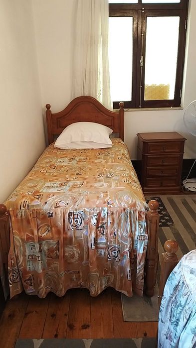 mobília cama de solteiro com mesa cabeceira