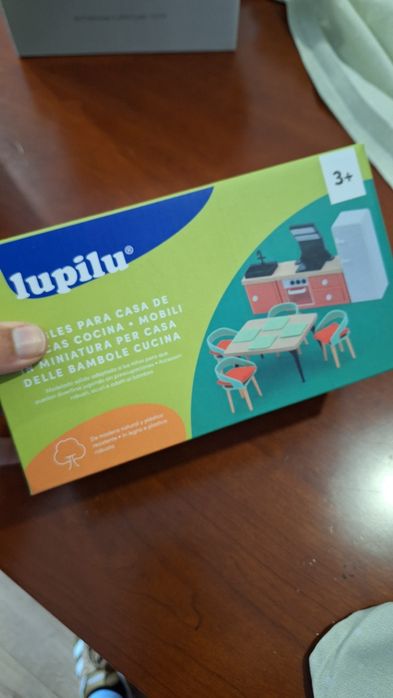 Cinco conjuntos de moveis para casa de bonecas