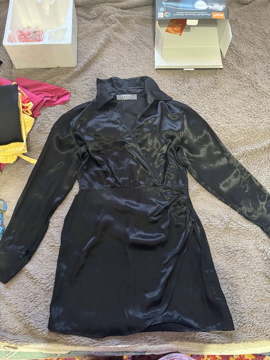 Чорна атласна святкова сукня