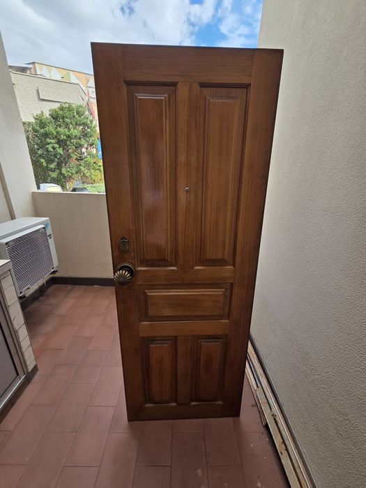 Porta de rua em madeira