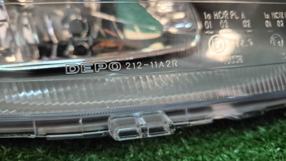 Otica Farol Direito Toyota Yaris P1 1999 a 2003 Ref. 212-11A2R-LD-EM NOVO DEPO