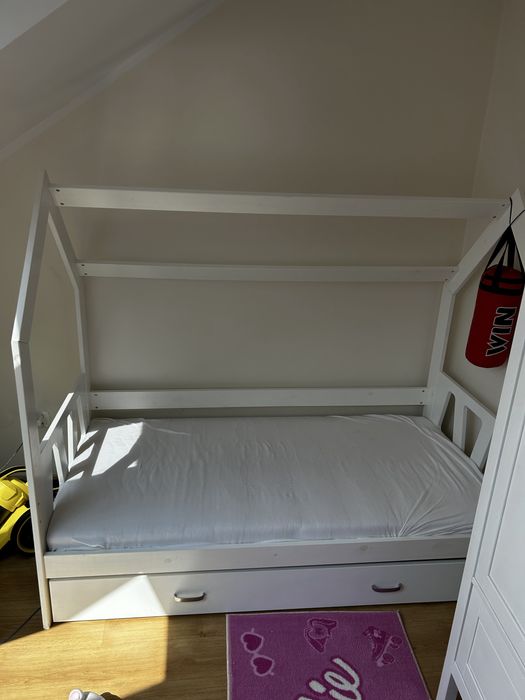 Łóżko z materacem