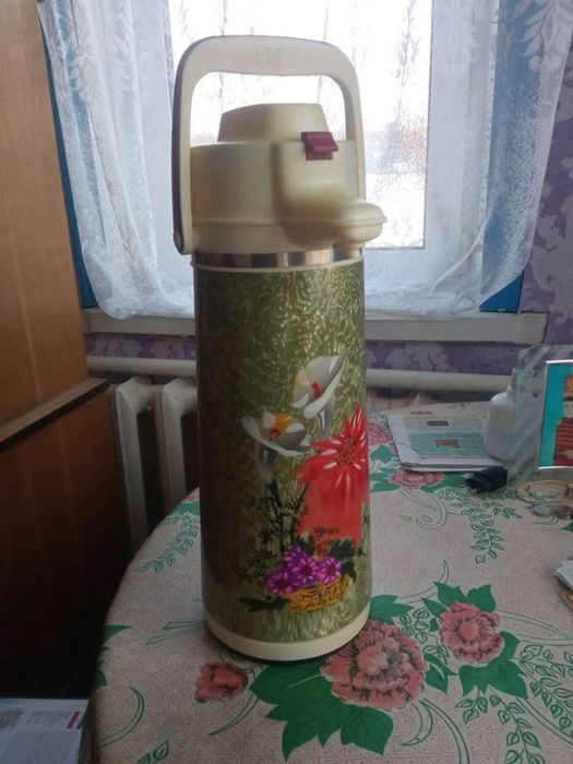 Термос, великий помповий