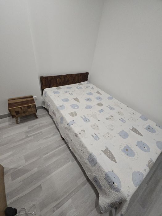 Vendo cama e mesinha de cabeceira