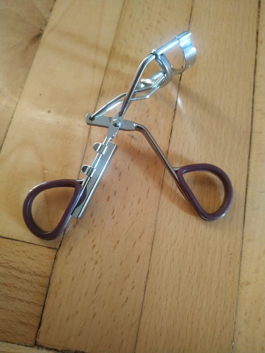 Вії, пристрій для підкручування вій