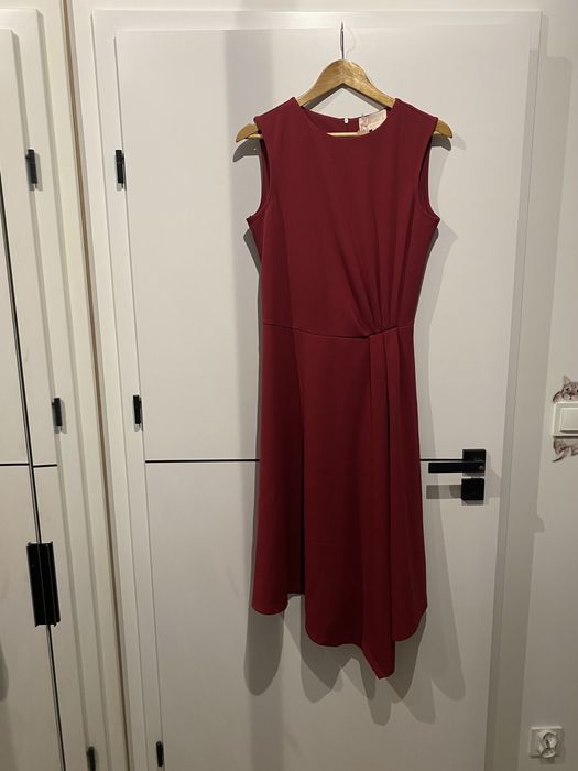 Sukienka midi z drapowaniem na brzuchu