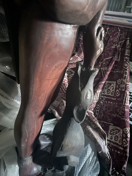 Esculturas africanas em madeira maciça