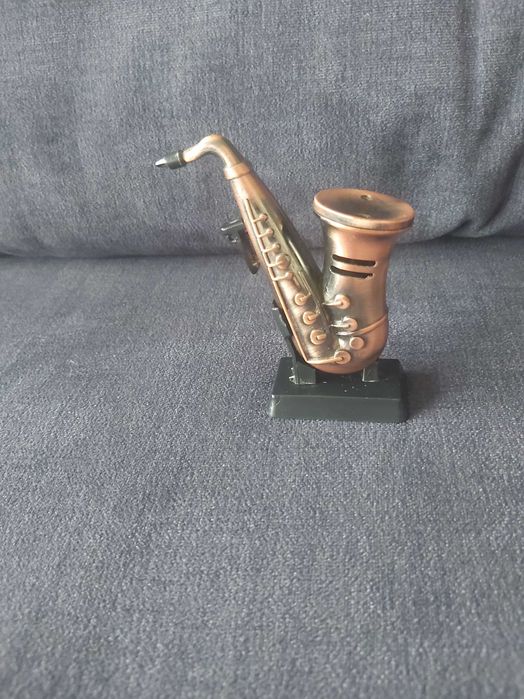 Isqueiro colecionavel no formato de saxofone