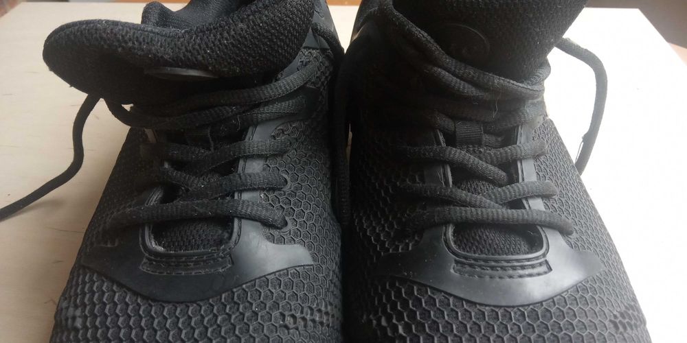 Спецобувь с металлическими вставками.