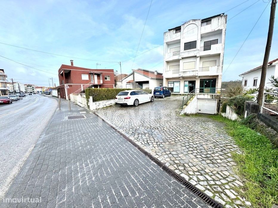 Loja de Rua com 221m2 c/ 2 pisos, na EN109 no centro da Guia