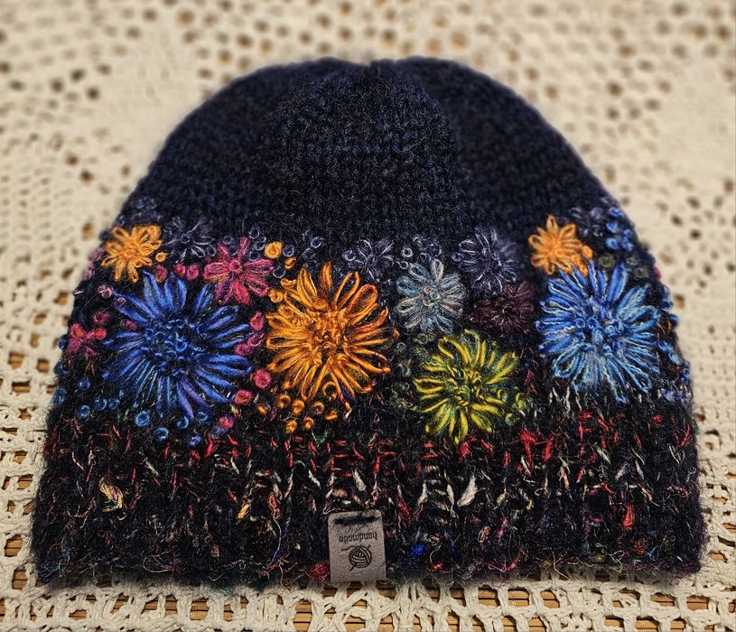Czapka handmade haftowane kwiaty  ( granat  wielobarwna)