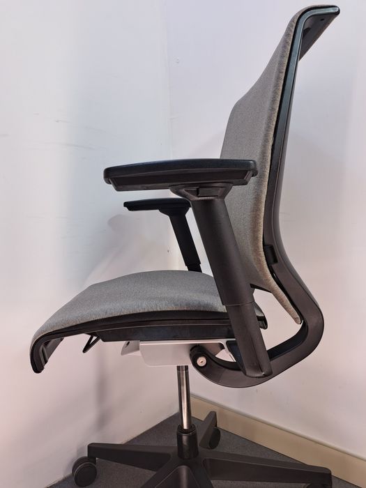 Fotel biurowy obrotowy Steelcase Think  szary.