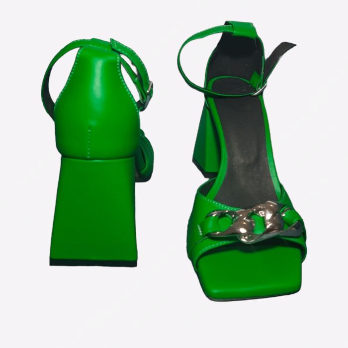 Кожаные босоножки 38 размера