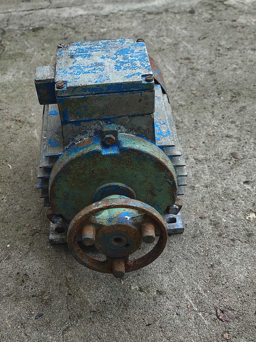 Silnik 0,75 KW 1380 obrotów mało używany czeski siłowy 220 V