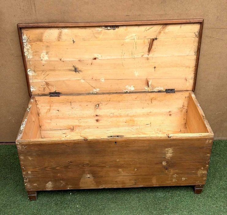 Arca de arrumação antiga, medidas 94X42X41 cm