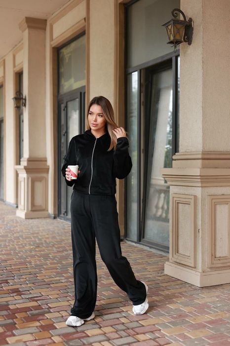 Велюровий жіночий костюм