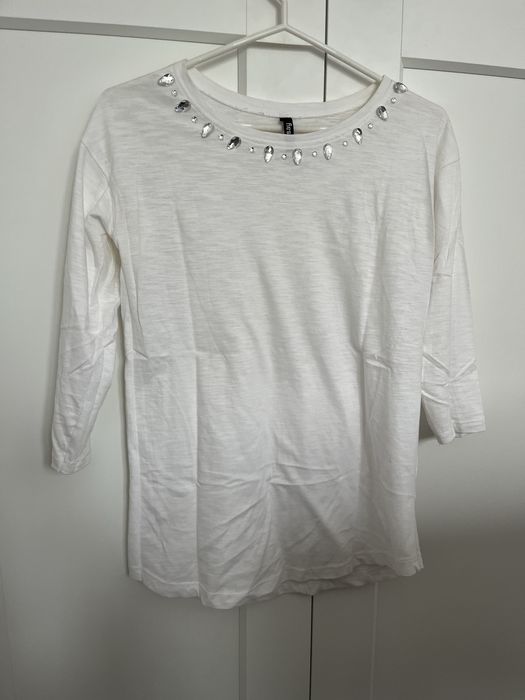 Biała bluzka z rekawem 3/4 i celinami