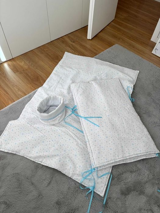 Contorno de berço + edredão fino + saco de arrumação