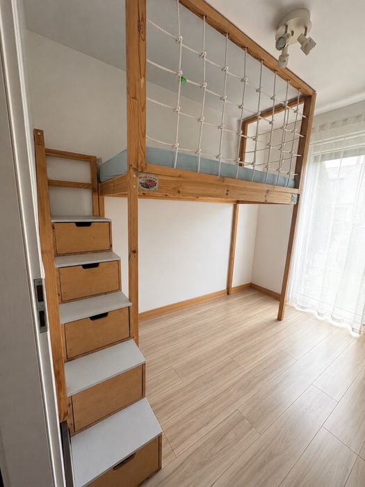 Wolne Lóżko na antresoli +schody z szufladami i półkami Drewno