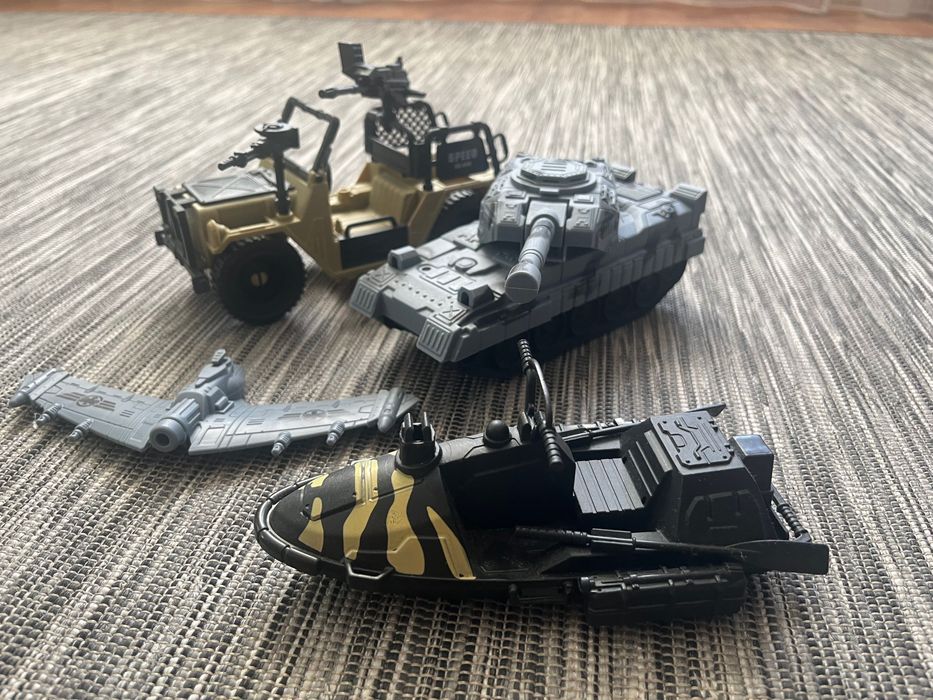 Zestaw wojskowy plus łódź.