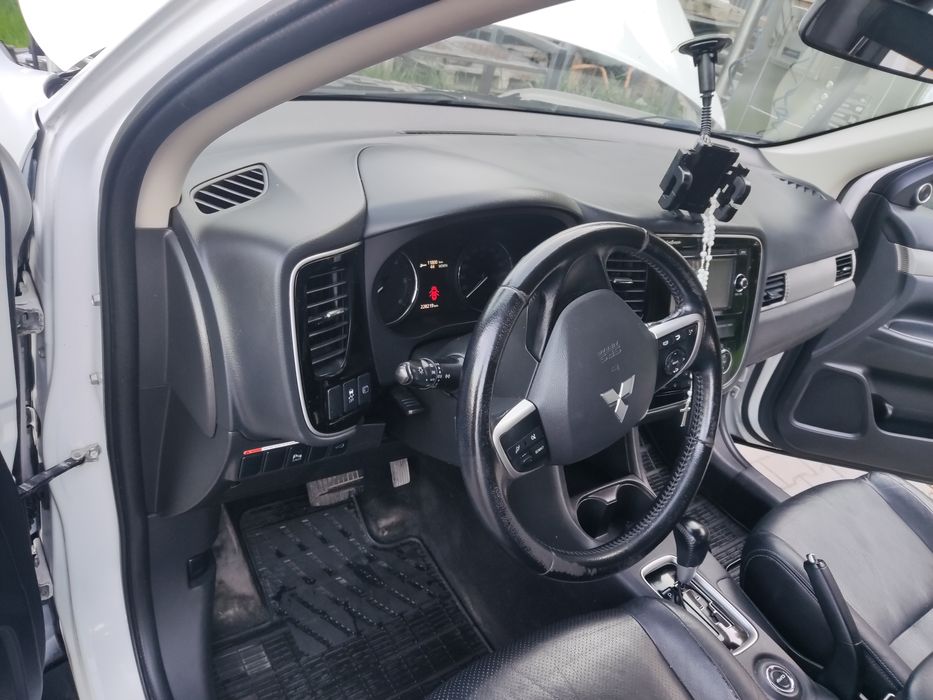 Терміново Mitsubishi Outlander 2013