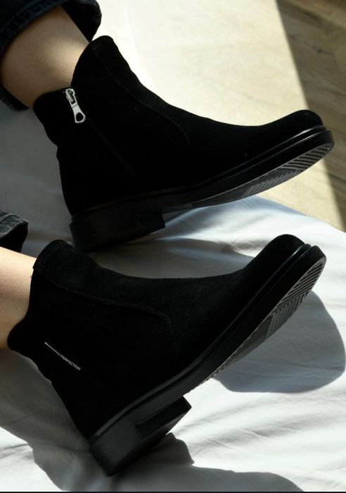 Продам нові черевики. Повністю замш