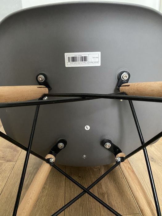 Стільці з деревʼяними ніжками