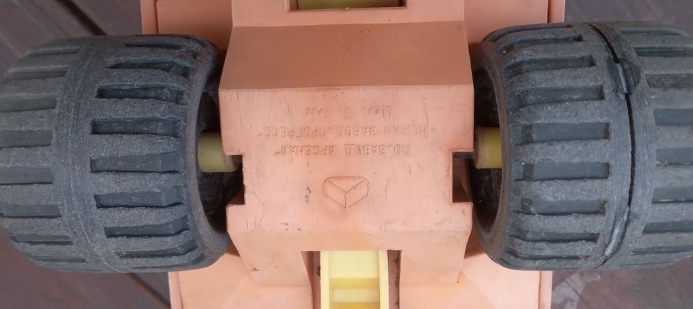 Грузовой самосвал малиш