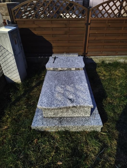Nagrobek granitowy