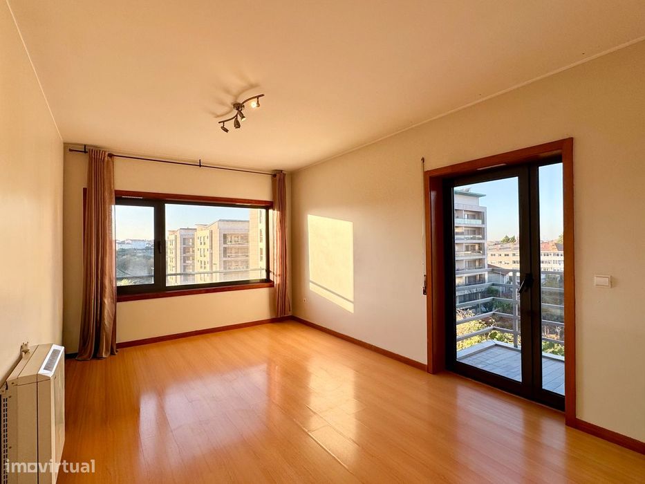 T1 ao lado Hospital S. João, c/ lugar de garagem e arrecadação fechada