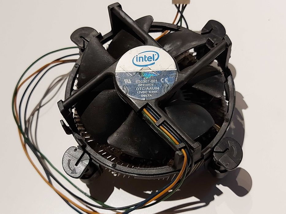 CPU Intel Q8200 + Cooler Intel Original -A funcionar perfeitamente