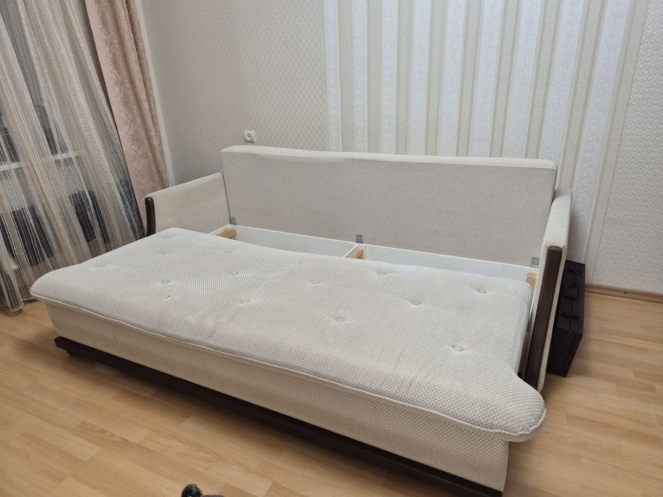 Диван класичного стилю