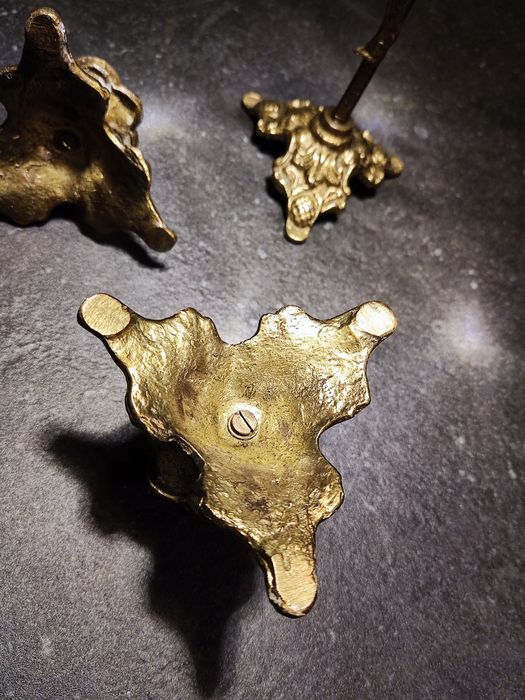 Mosiężny zestaw kolędowy: krzyż i dwa lichtarze - odlew, VINTAGE