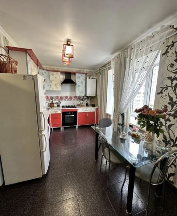 Продам велику 1к з А/О, пр.Лушпи 19