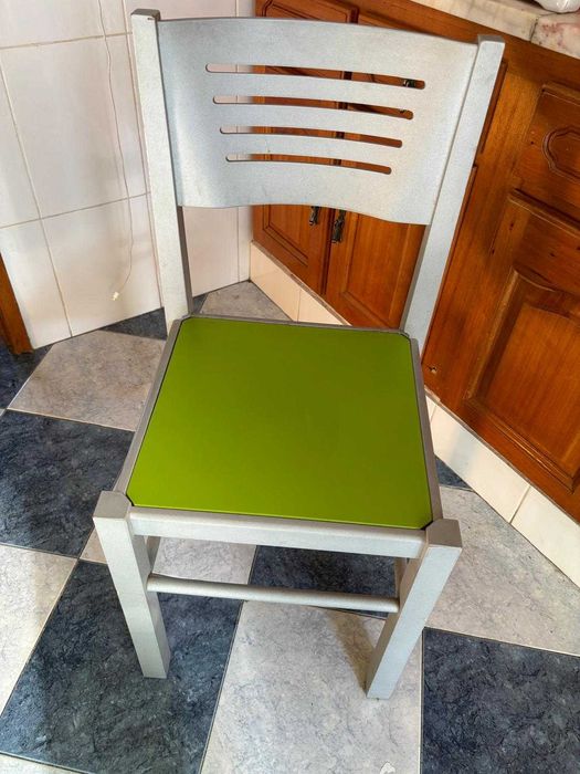 Mesa de cozinha com 2 cadeiras