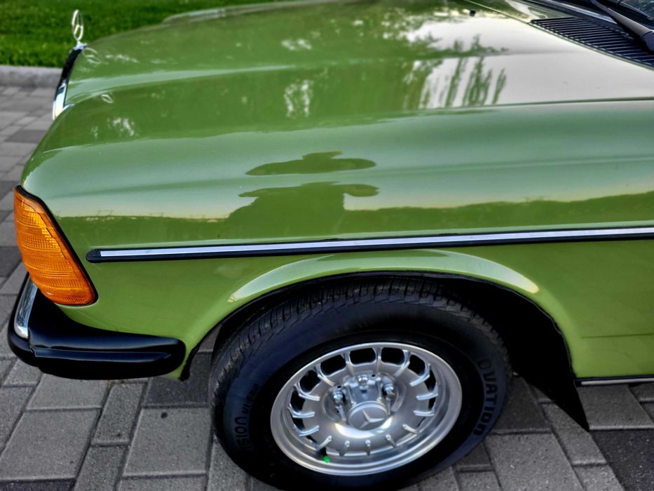 Mercedes-123  Classic  Old Car