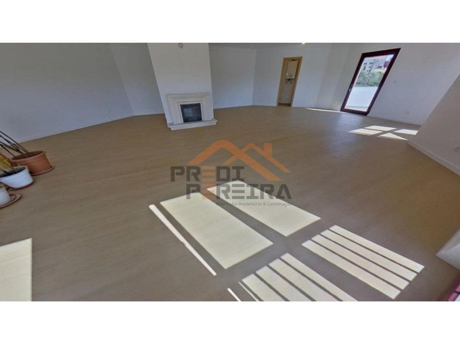 Apartamento T3 duplex remodelado, com box, situado em Casal de Cambra.