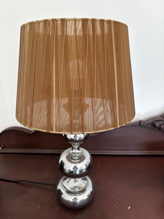 Decoração – espelhos, banco em vime e candeeiro