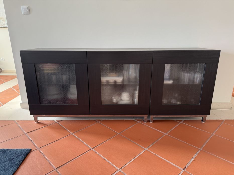 Aparador BESTA IKEA com iluminação