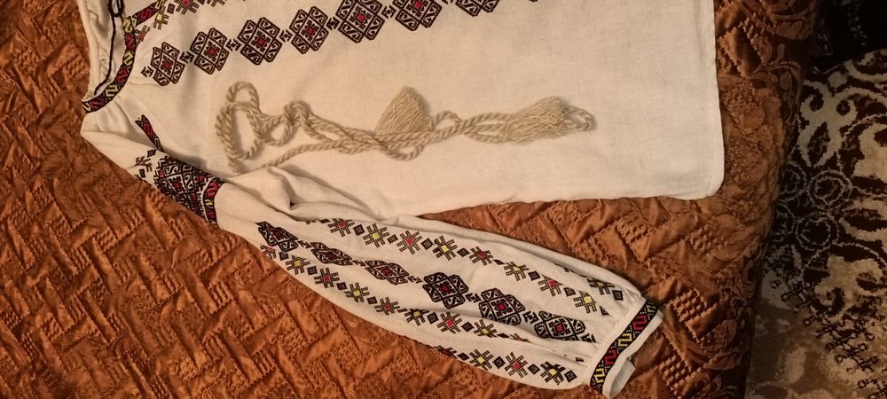 Жіноча лляна вишиванка, нова. Розмір 56-58