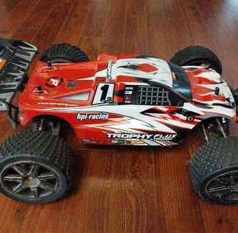 Samochód TRAXAS elektryczny.