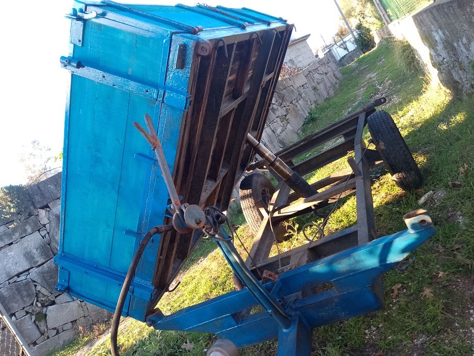 Reboque tribascolante