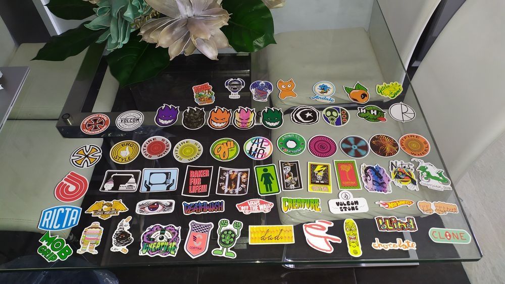 62 autocolantes marcas skate , surf etc..
