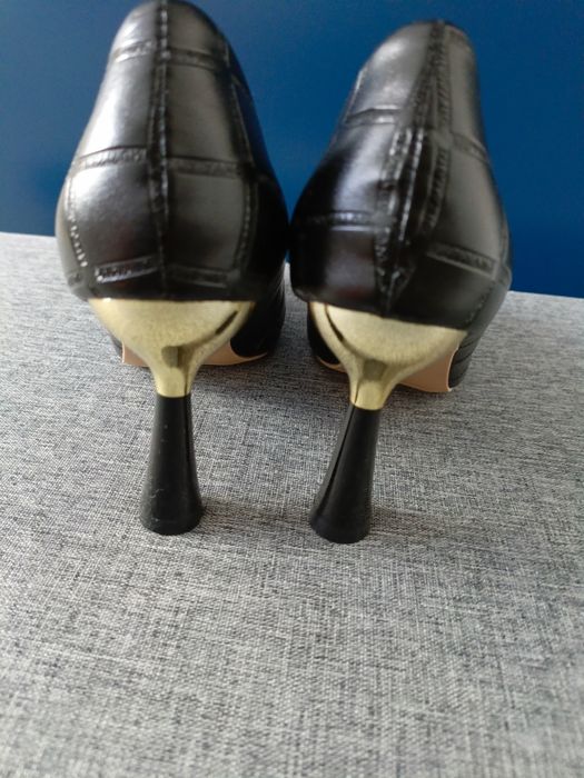 Szpilki czarne ze złotymi dodatkami