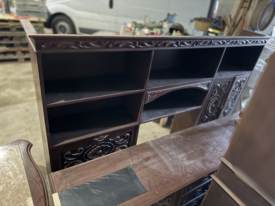 Moveis antigos em madeira e mesa de centro