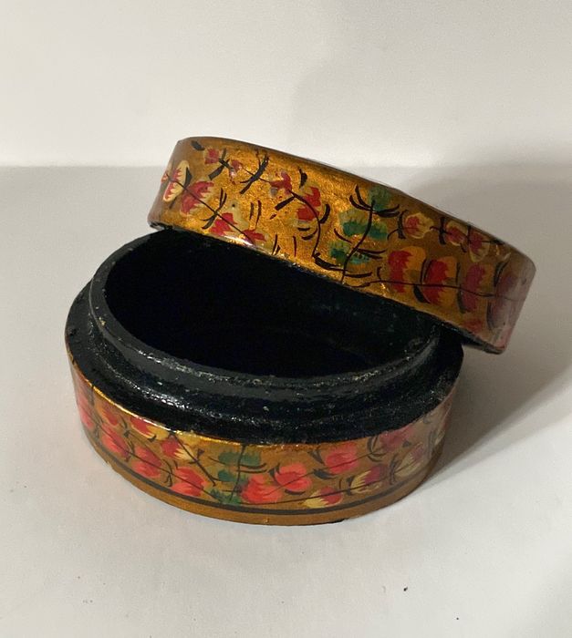 Pequena e linda caixa antiga.